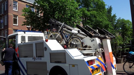 Fiets op weg naar het politieburo