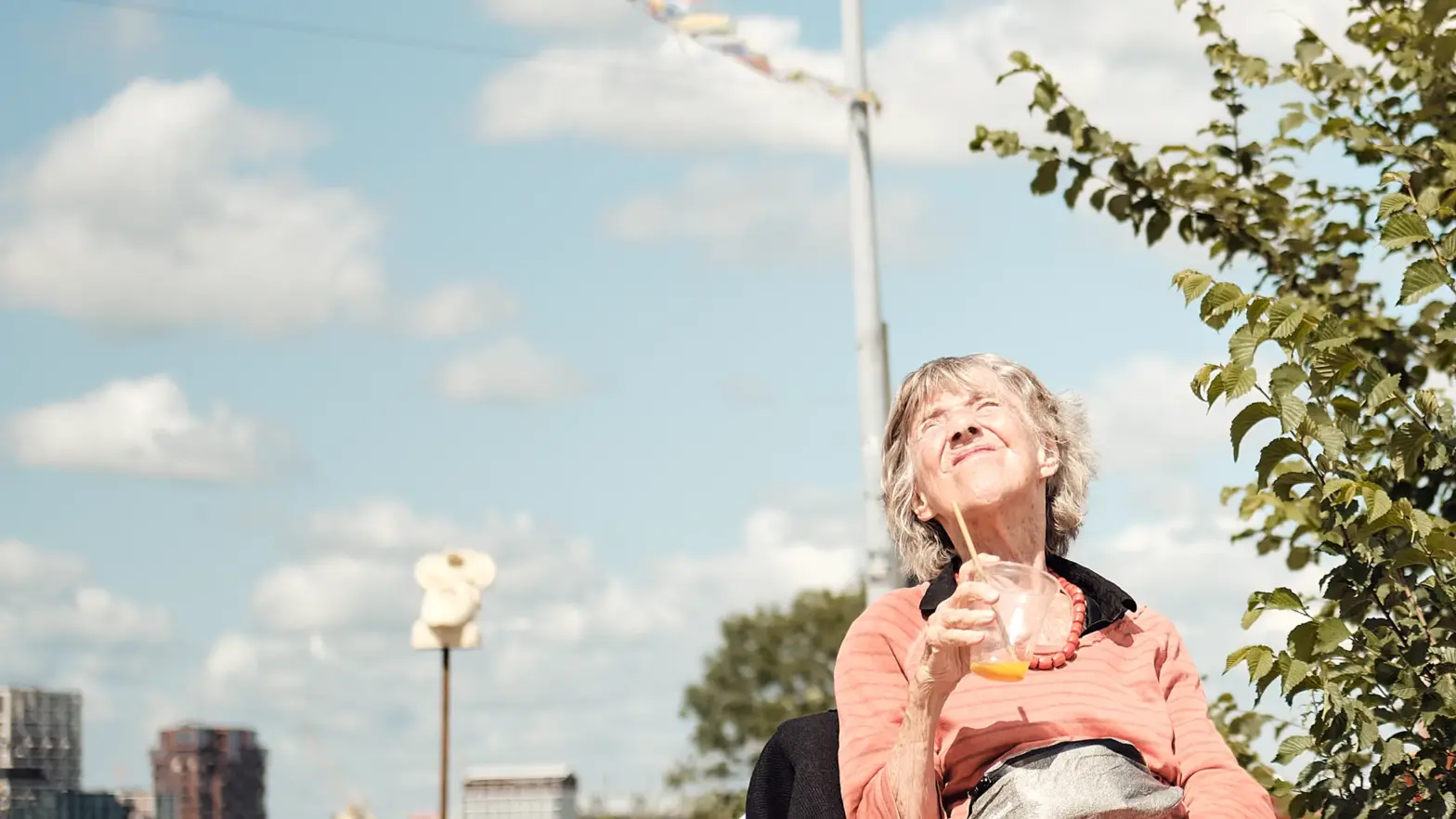 Vrouw geniet van de zon op haar gezicht