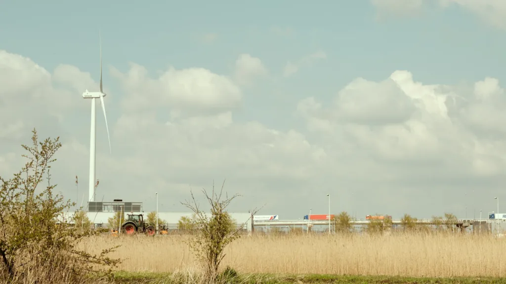 Snelweg gezien vanaf de Bretten tractor op de voorgrond