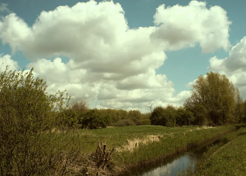 Wolkenluchten boven De Bretten