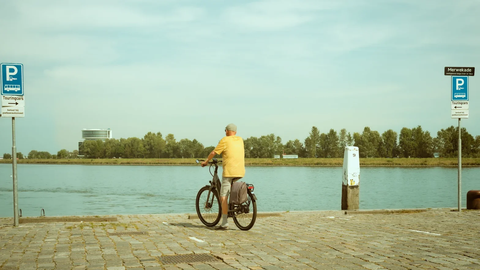 Fietser kijkt uit over het water