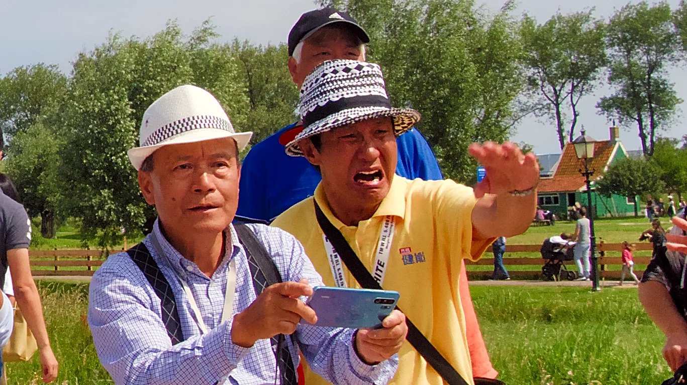 Chinesee tourists eager to take a picture