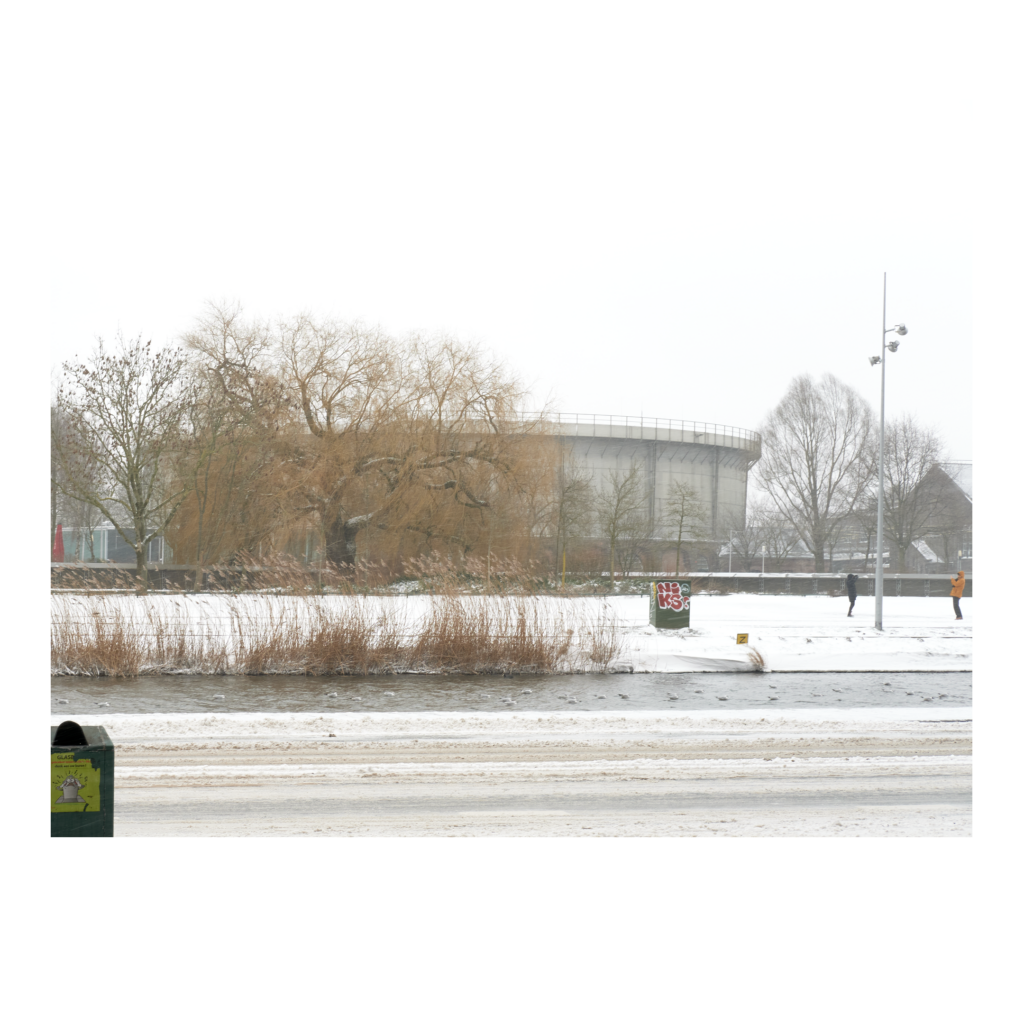 Gashouder in de sneeuw