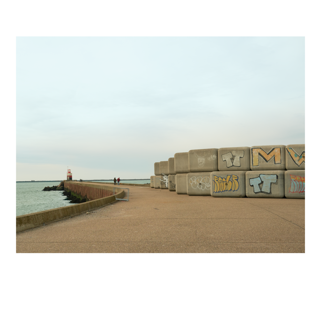 Basaltblokken en graffitti IJmuiden pier