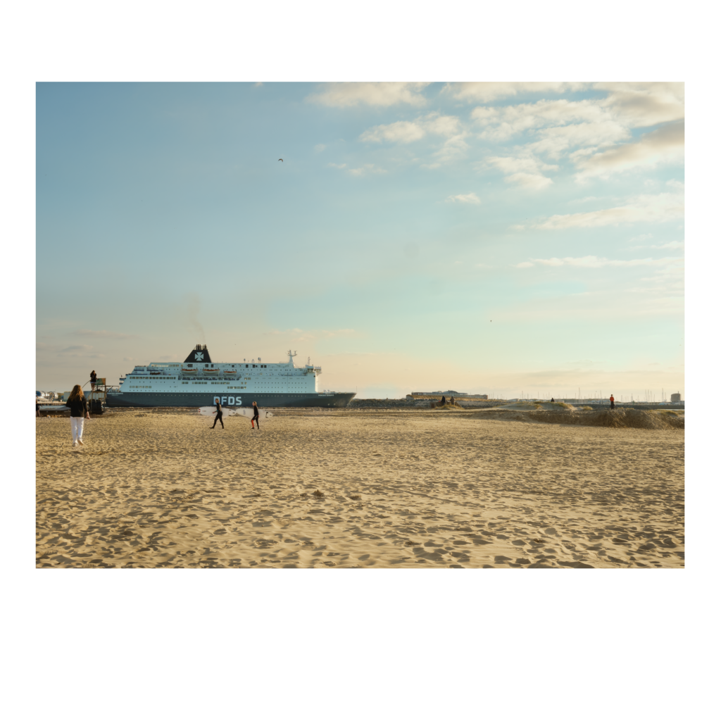 DFS boot vertrekt vanuit IJmuiden gezien vanaf het strand