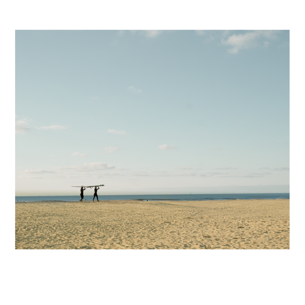 Surfers op strand Ijmuiden