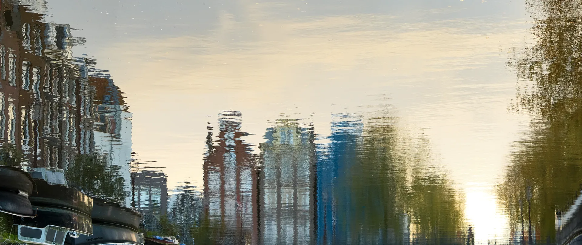 Spiegelingen in het water