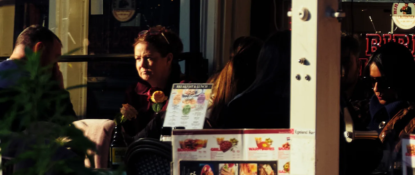 Vrouw op terras, Nieuwmarkt