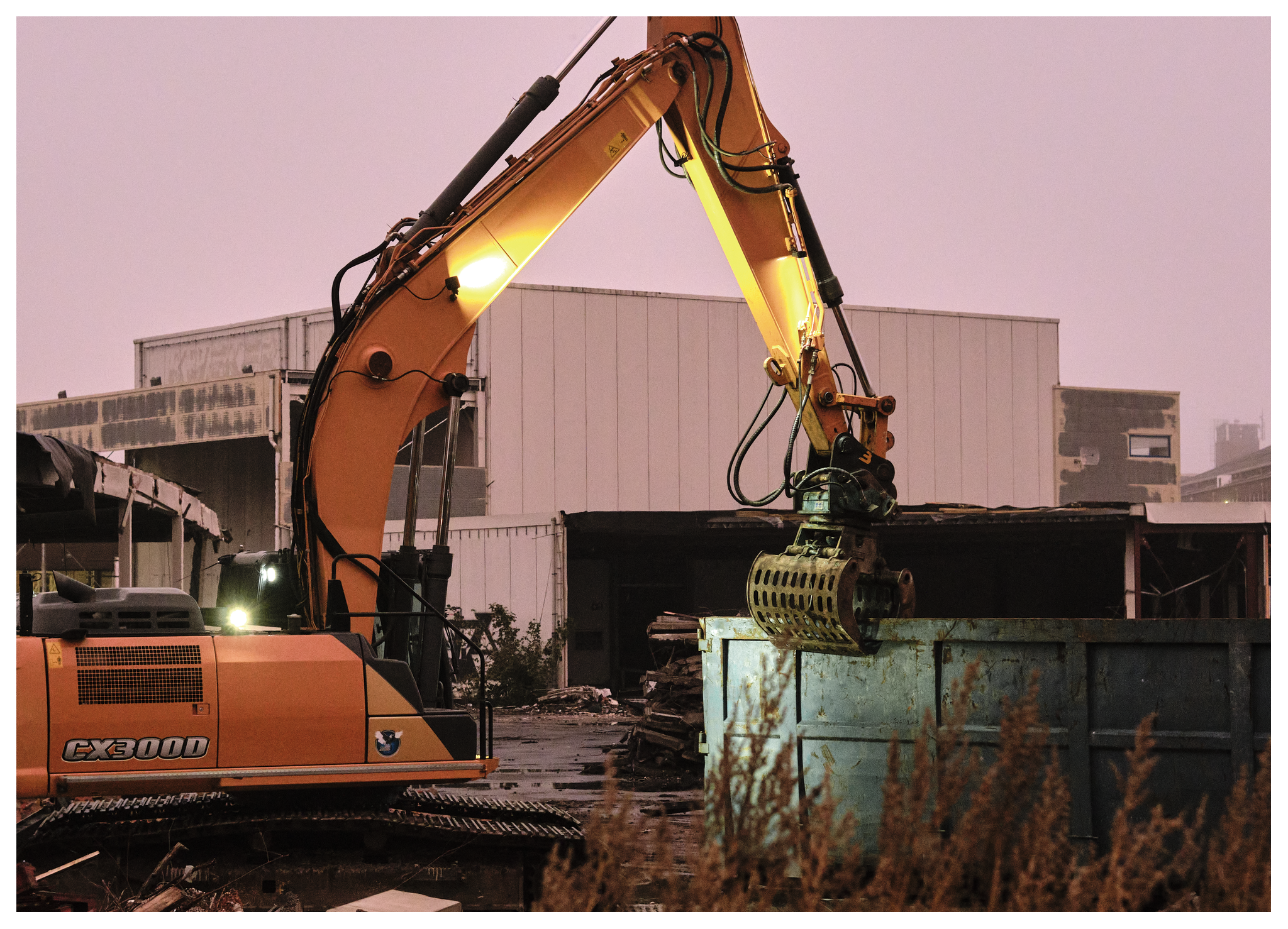 Buldozer verzamelt puin bij de Markhallen