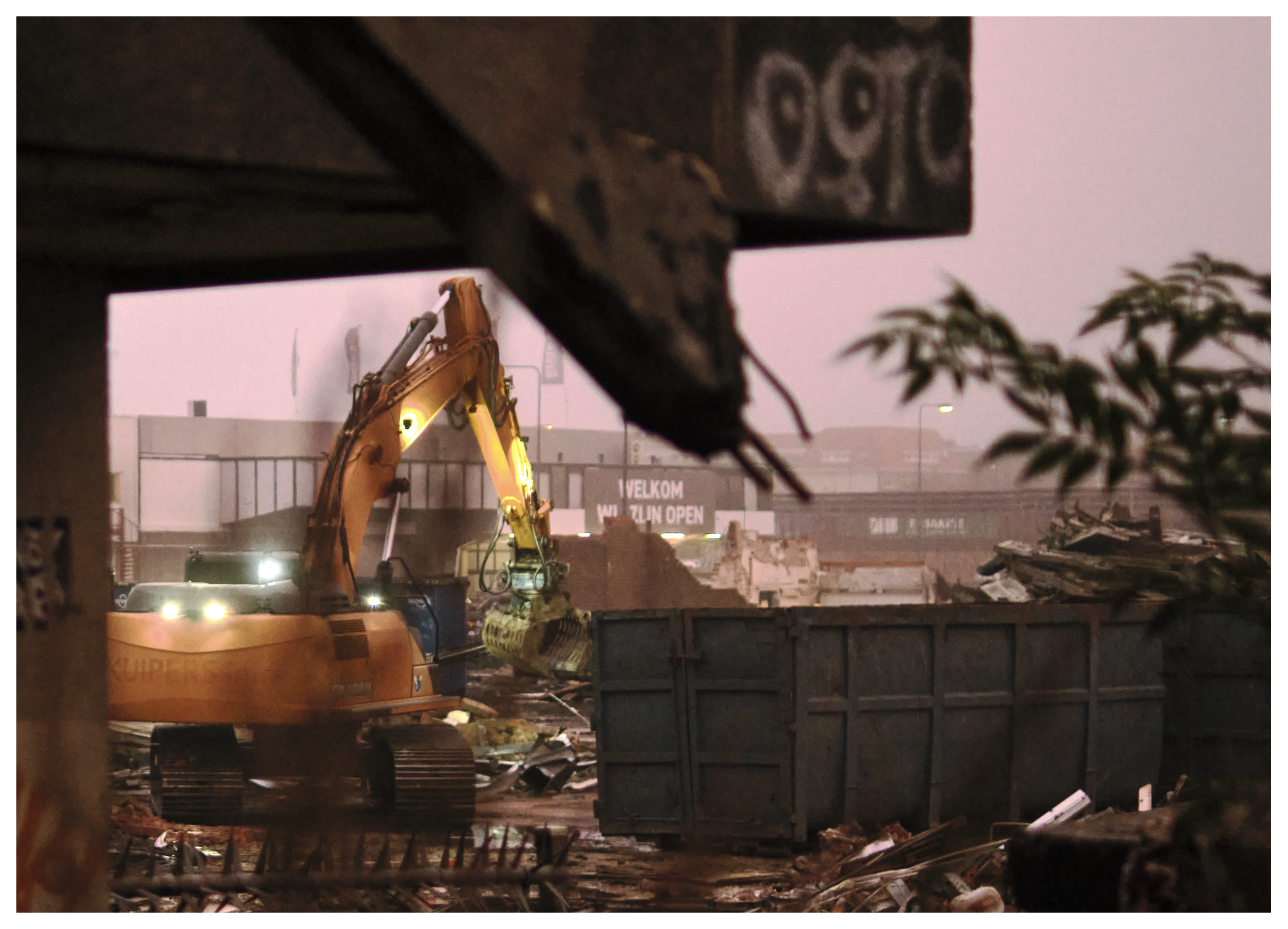 Buldozer verzamelt puin bij de Markhallen