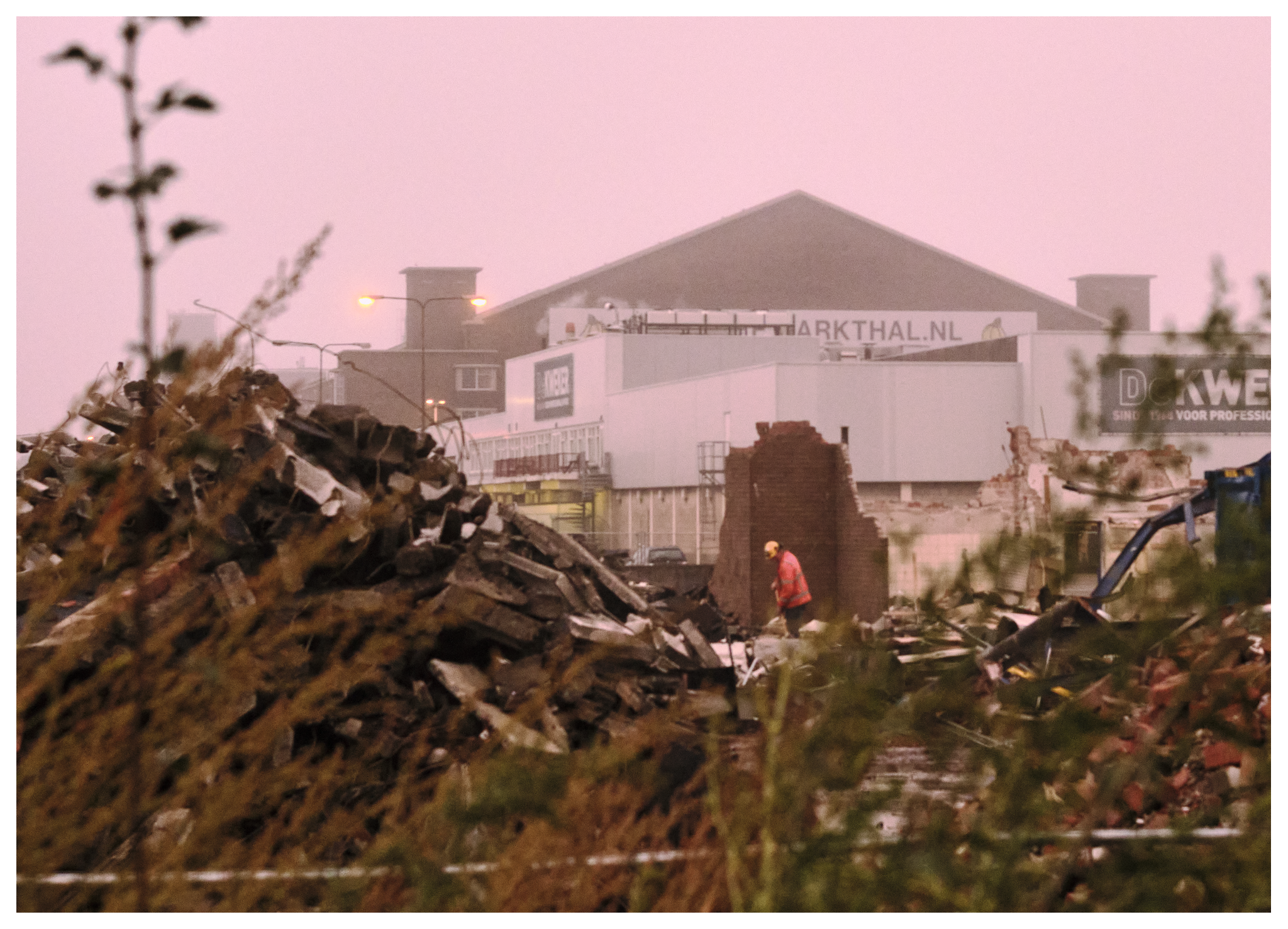 Werkman verzamelt puin bij Markthal