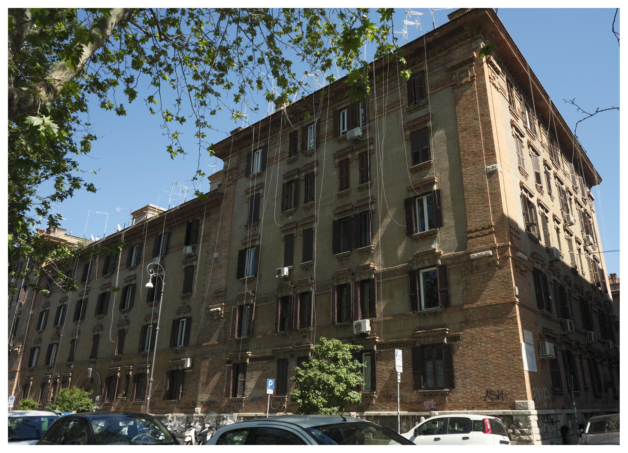 Pand in Rome met uitbundige antennesnoeren