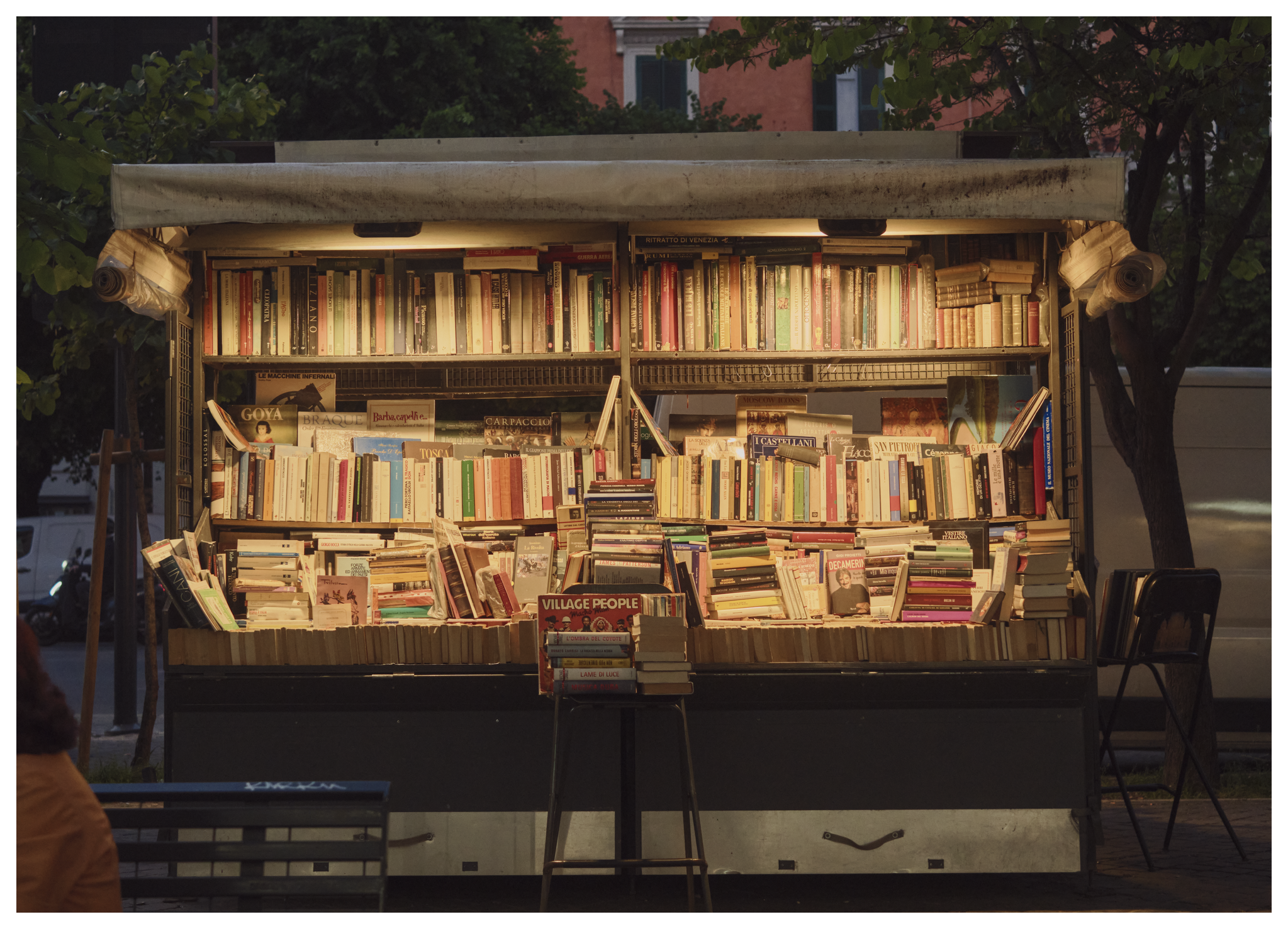 Boekenstalletje in de avond in Rome