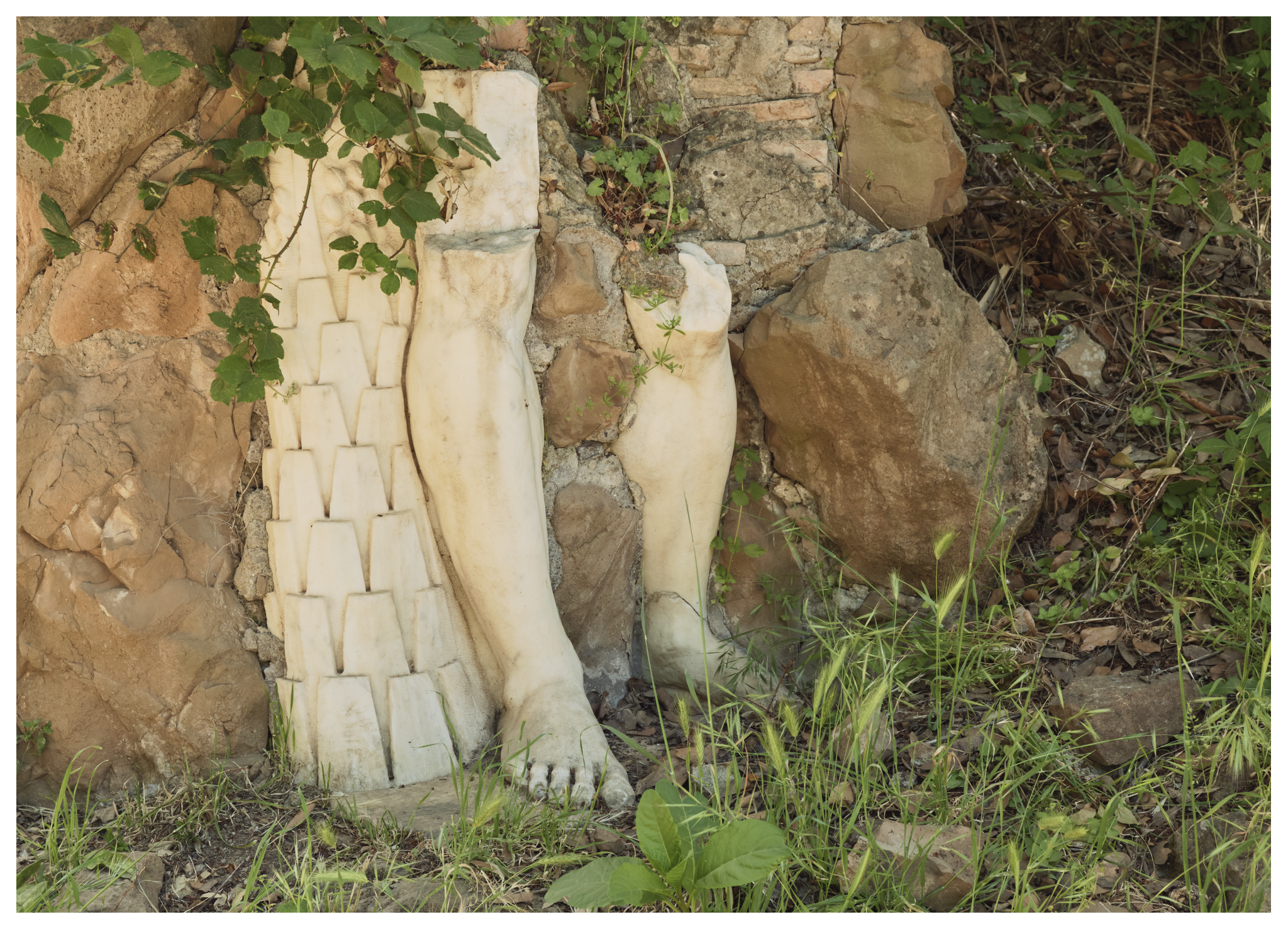 Benen van standbeeld in park Pamphili
