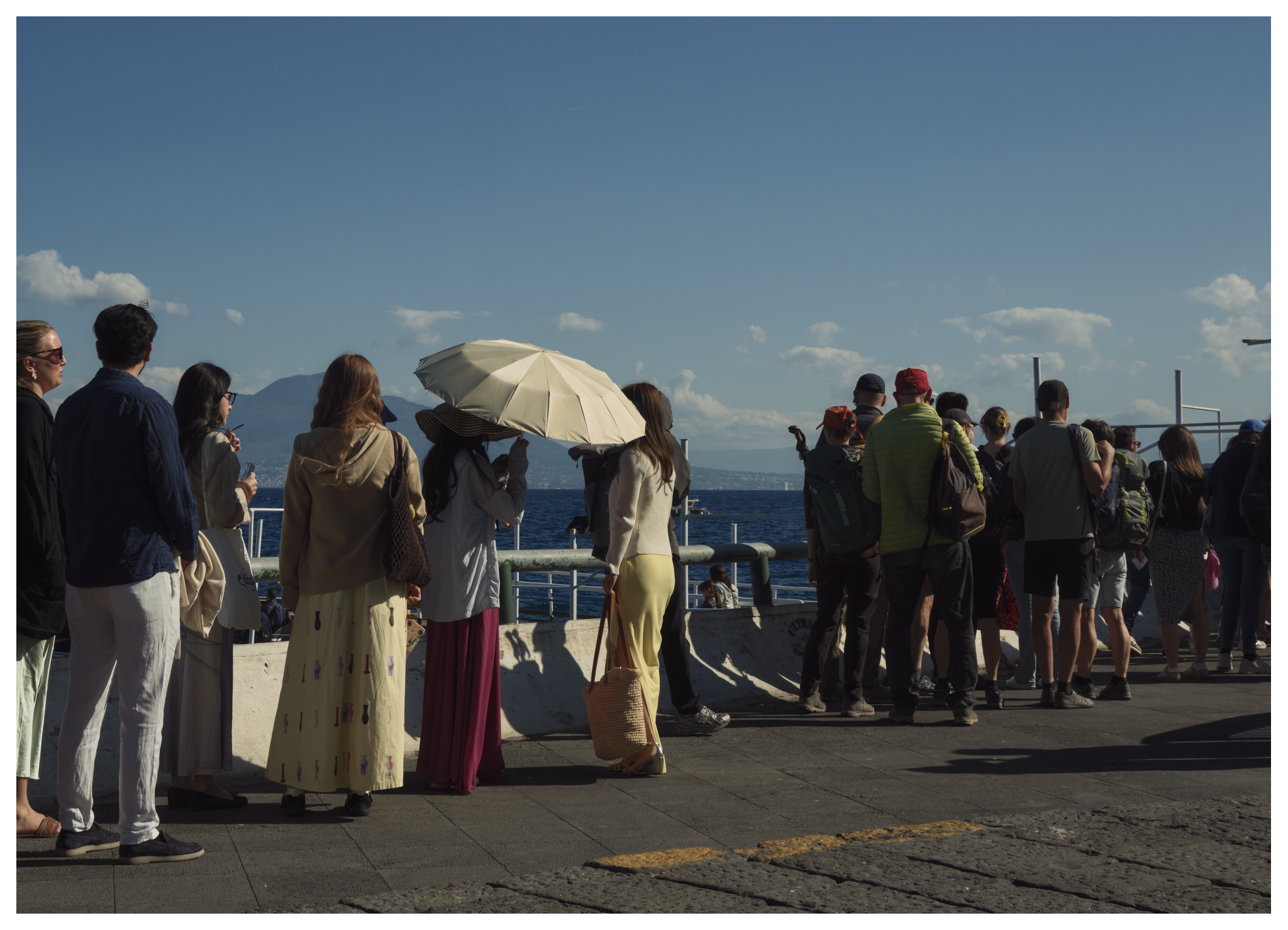 Mensen wachten op de boot in de haven van Sorrento