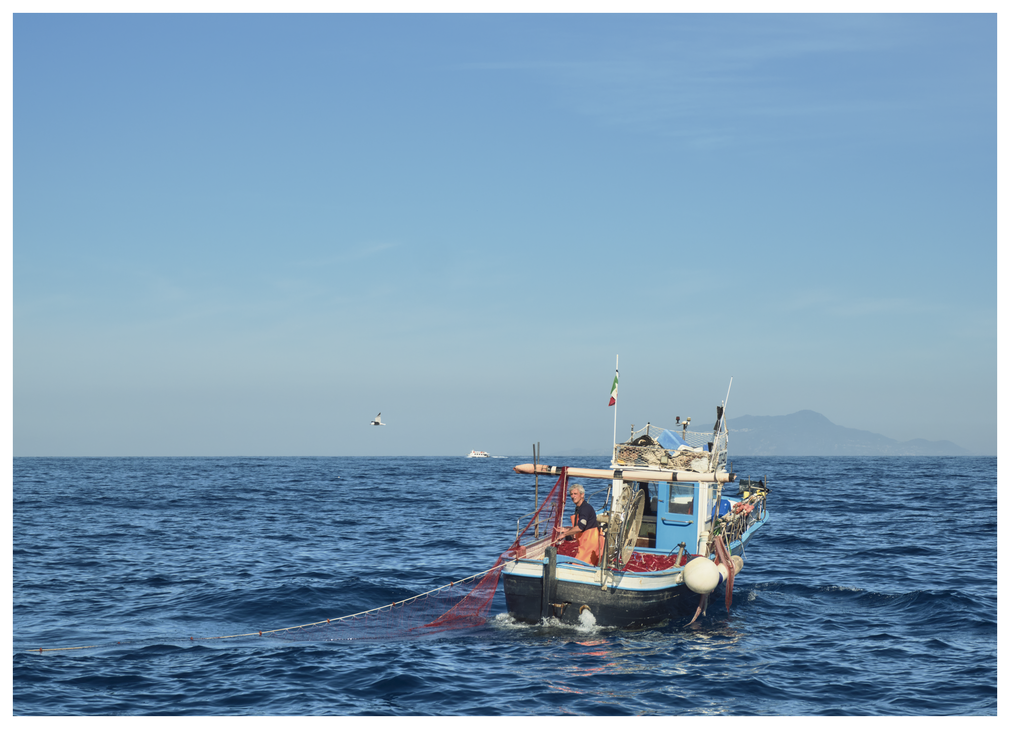 Vissers in boot voor de kust van Sorrento