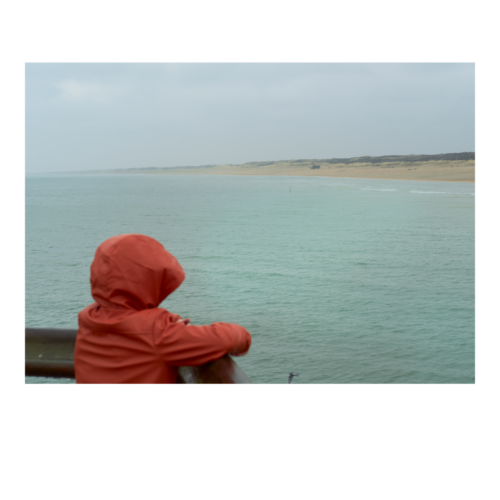 Kind kijkt vanaf de Pier naar het strand